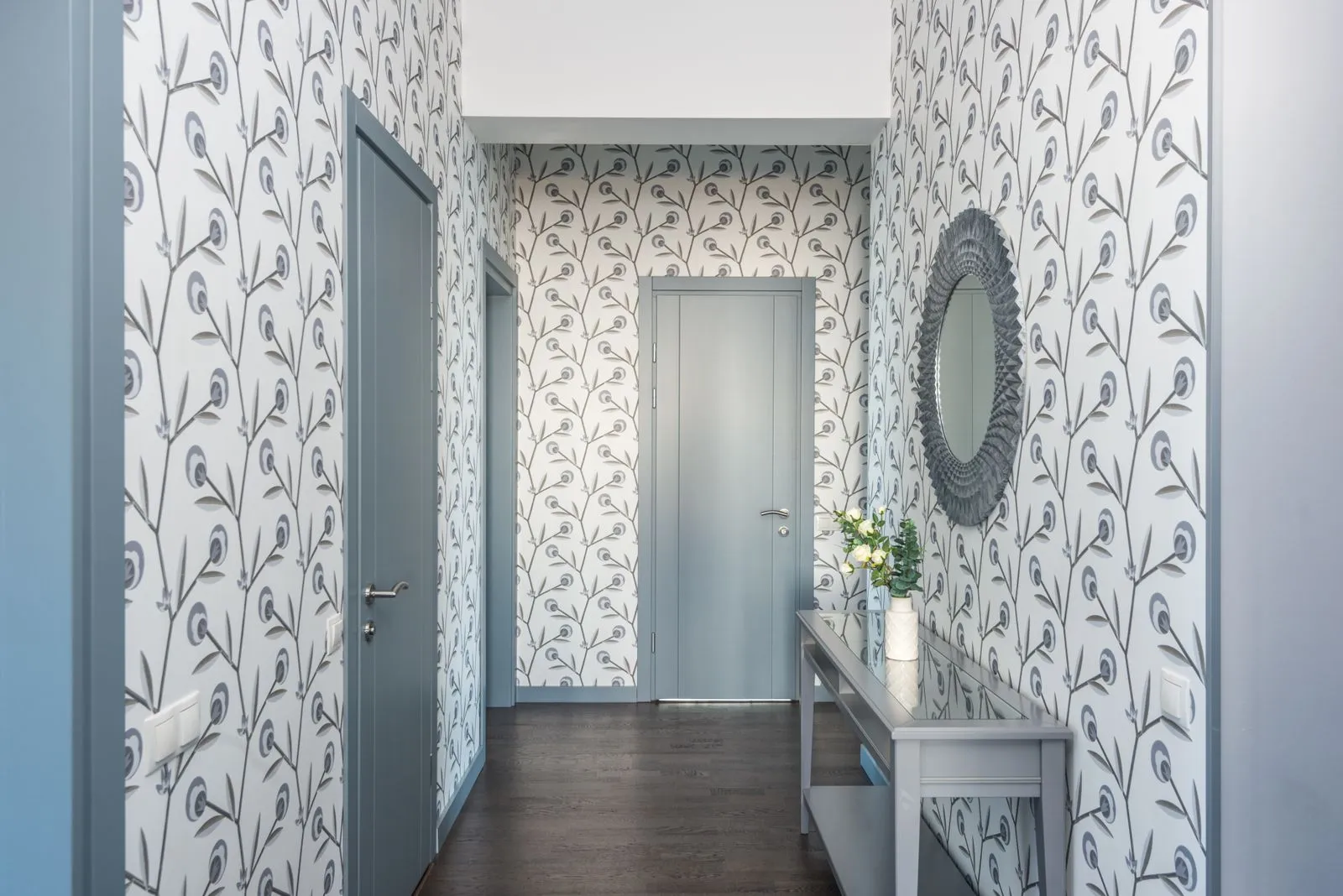 Rangements pensés en hauteur et matières claires pour désencombrer le passage.